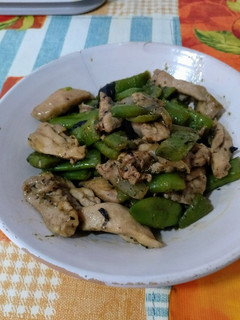 Una foto de Wok de pollo a la cerveza con judías verdes