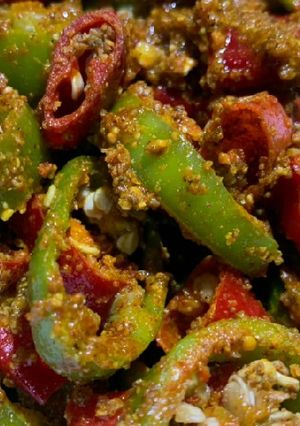 A picture of Red green chilli pickle.