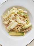 Pasta con pollo y bastones de verduras
