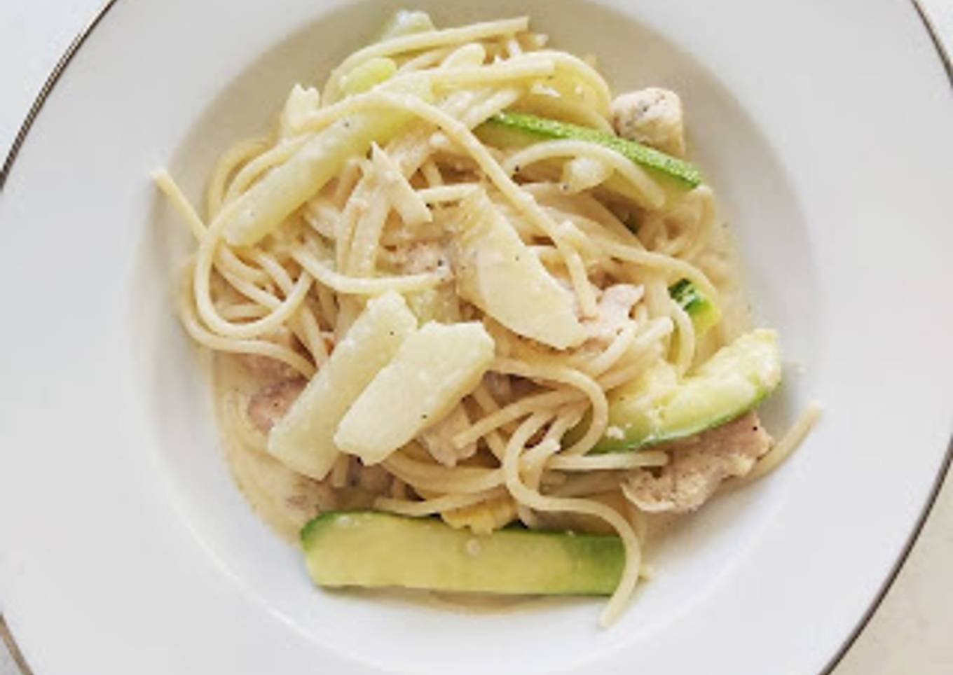 Pasta con pollo y bastones de verduras