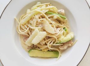 Una foto de Pasta con pollo y bastones de verduras