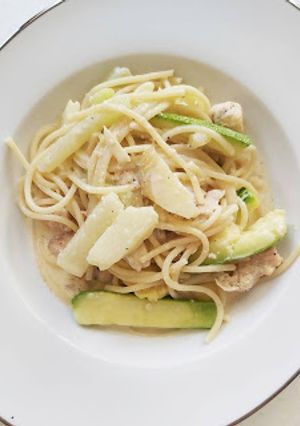 Una foto de Pasta con pollo y bastones de verduras