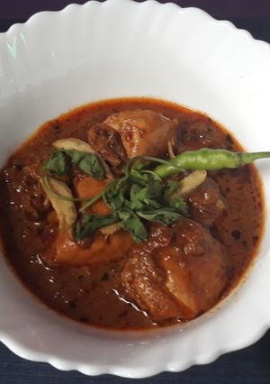 A picture of Chicken Koyla Karahi (Smoked Chicken Karahi).