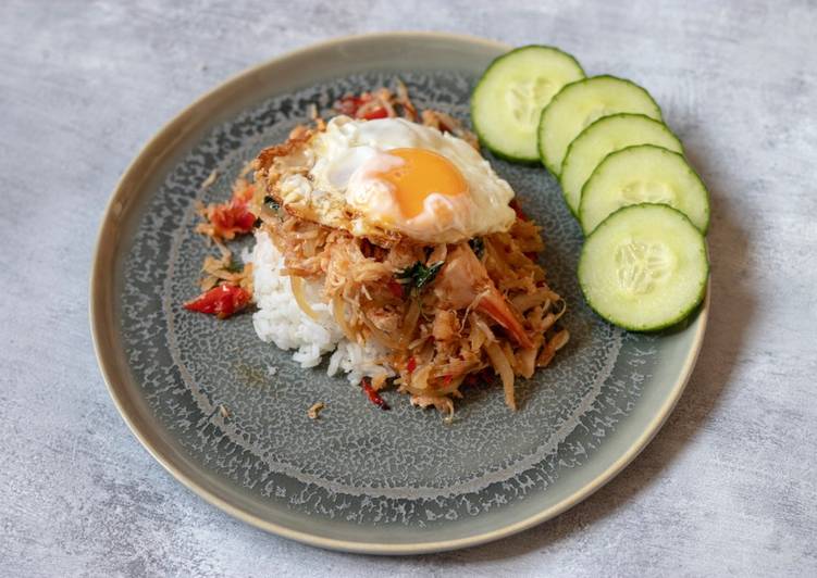 Stir fried crab with basil and fried egg. ‘Kraprow crab Kai Dow)? ?