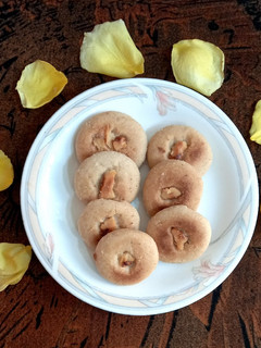 A picture of Walnut cookies.