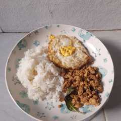 รูปของ Pad Kra Pao (Ayam tumis kemangi ala Thailand)