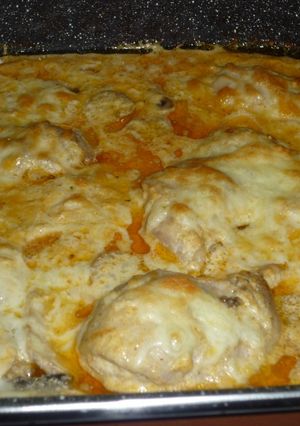 Tejfölös-fokhagymás mártásban sült gombás csirkecomb recept fotója