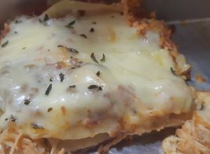 Una foto de Lasaña mixta de pollo y carne molida