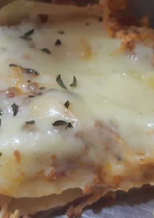 Una foto de Lasaña mixta de pollo y carne molida