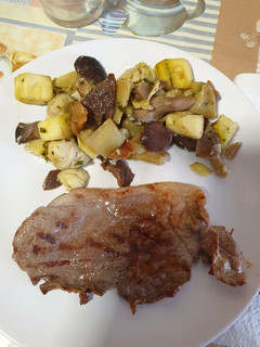 Una foto de Filete de potro con guarnición de verduras