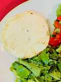 Formaggio in padella e insalata