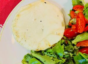 Foto di Formaggio in padella e insalata