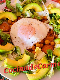 Una foto de Garbanzos en ensalada con sobrasada, butifarra y huevo