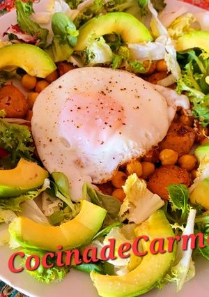 Foto principal de Garbanzos en ensalada con sobrasada, butifarra y huevo