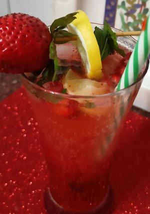 A picture of Strawberry Anar mojito.
