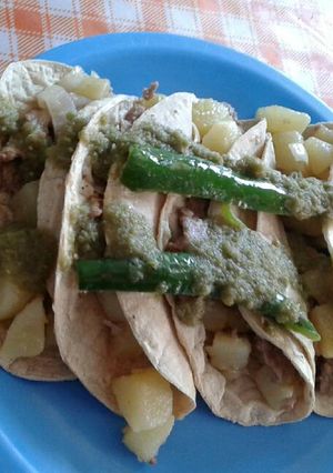 Una foto de Tacos de bistec con papas