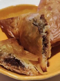 Una foto de Dulce de plátano con masa filo🍌🥜🍫