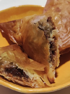 Una foto de Dulce de plátano con masa filo🍌🥜🍫