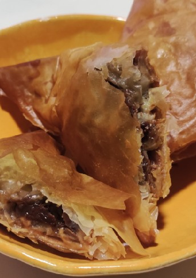 Una foto de Dulce de plátano con masa filo🍌🥜🍫