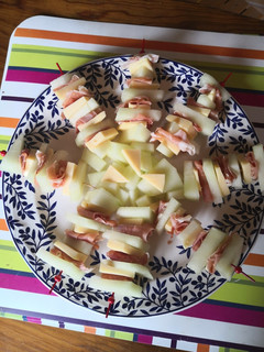 Una foto de Banderillas de melón, jamón serrano y queso gouda