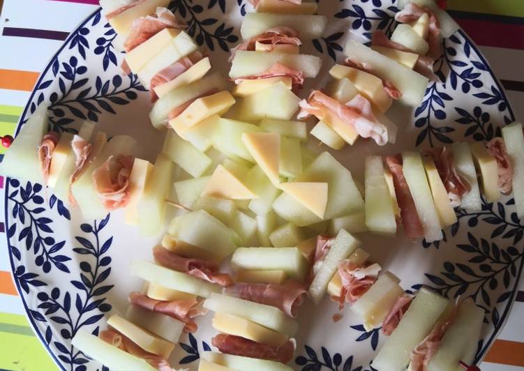 Banderillas de melón, jamón serrano y queso gouda