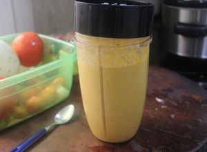 Una foto de Salad shake de tomate, apio, pepino y zanahoria
