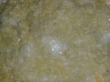 Huevos revueltos con cebolla y queso