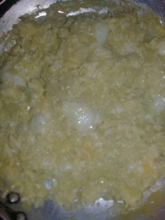 Una foto de Huevos revueltos con cebolla y queso