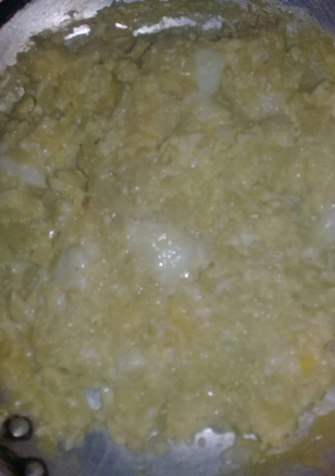 Una foto de Huevos revueltos con cebolla y queso