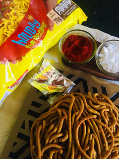 મેગી મસાલા ના તીખા ગાંઠિયા (Maggi Masala Tikha Ganthiya Recipe In Gujarati) રેસીપી મુખ્ય ફોટો