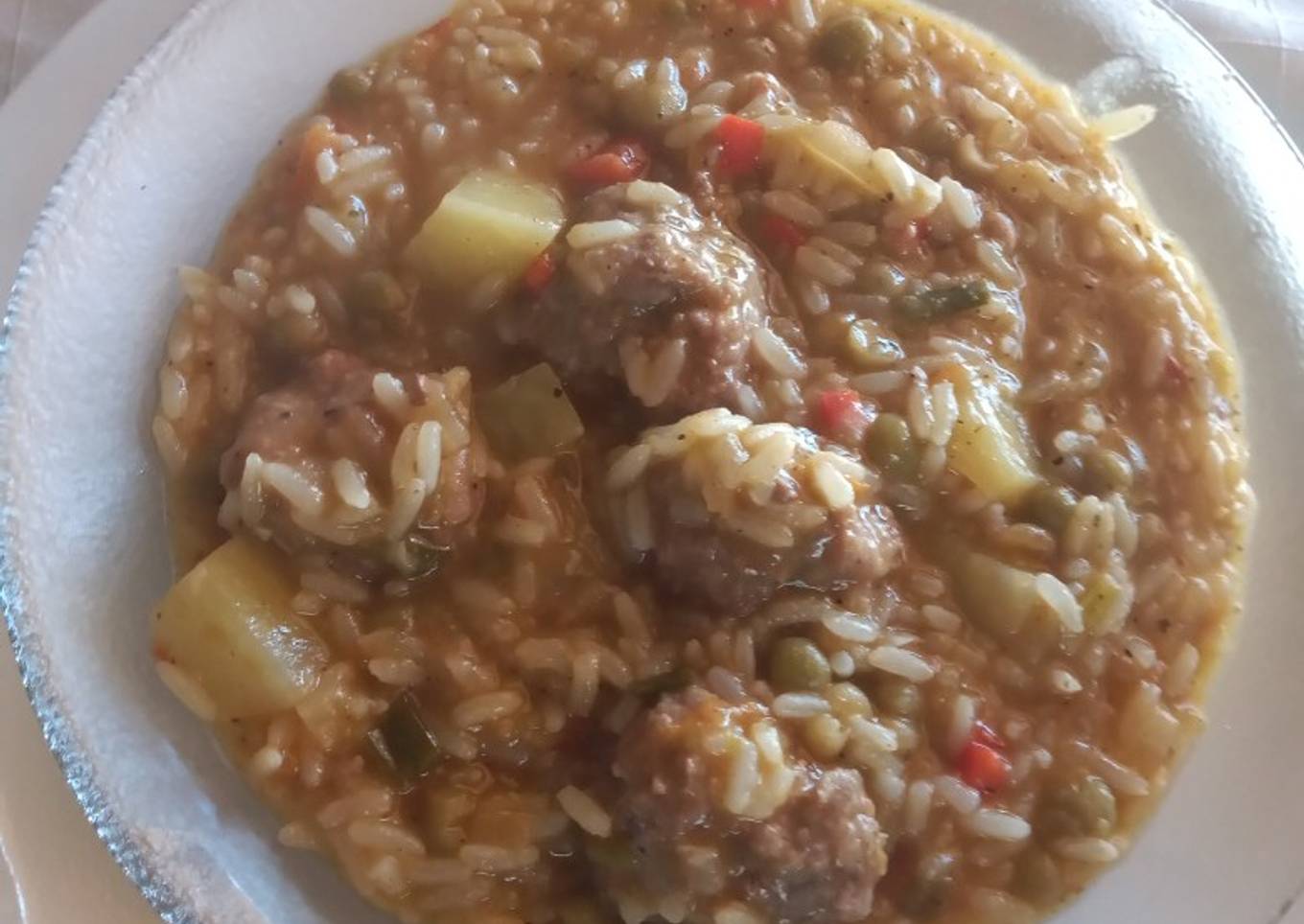 Guisado de albóndigas con arroz