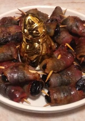 Baconbe göngyölt aszalt szilva falatkák recept fotója