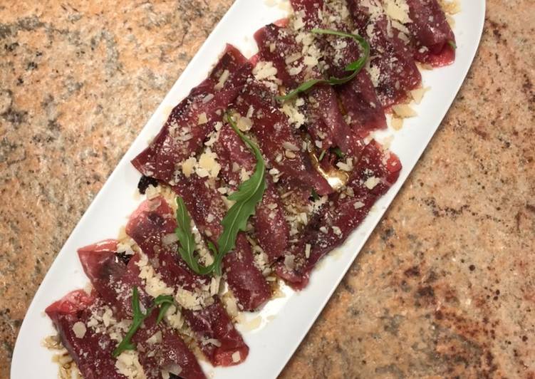 Rollito de carpaccio con rúcula y ciruelas