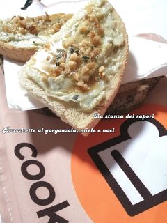 Foto di #226 Bruschette al gorgonzola, miele e noci