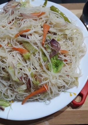 A picture of Rice vermicelli stir fry.