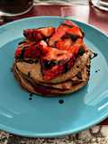 Pancake proteici al cacao e fragole