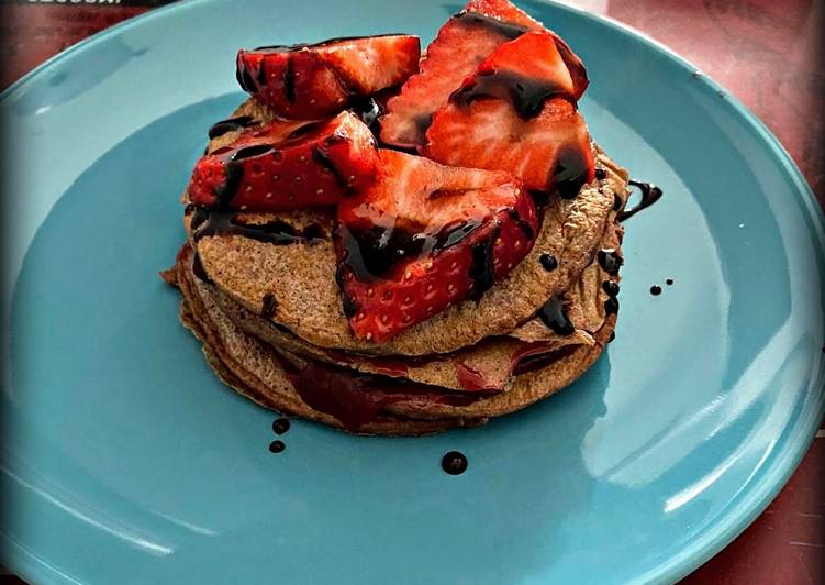 Pancake proteici al cacao e fragole