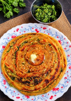 ठेचा पनीर लच्छा पराठा रेसिपी मुख्य फोटो