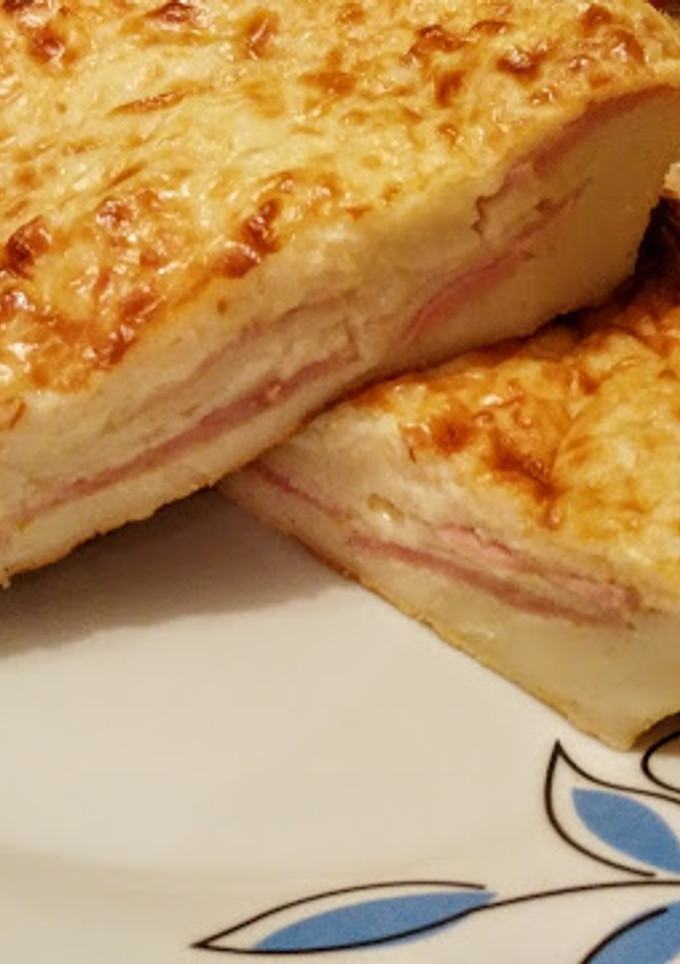 Una foto de Coca de jamón y queso