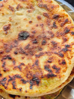 લીલવાના સ્ટફડ પરાઠા (Lilva stuffed Paratha Recipe in Gujarati) રેસીપી મુખ્ય ફોટો
