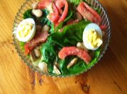 Una foto de ensalada de lechuga con alubias