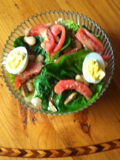 Una foto de Ensalada de lechuga con alubias