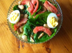 Una foto de Ensalada de lechuga con alubias
