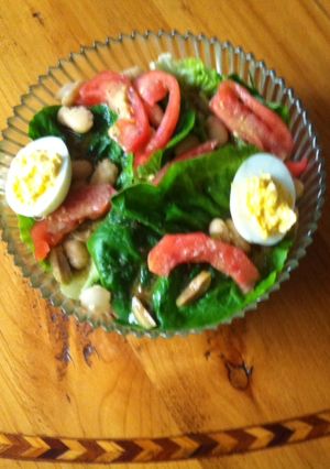 Una foto de Ensalada de lechuga con alubias