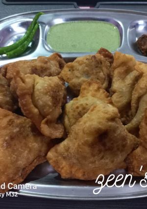 A picture of Matar Aloo Samosas.