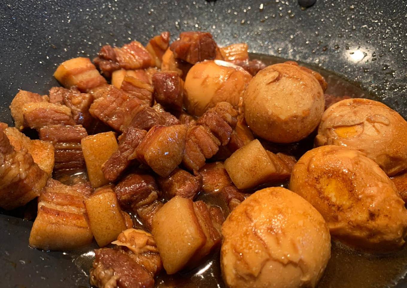 Bikin sendiri babi kecap samcan dengan telur, rasanya homy banget dan gampang lho