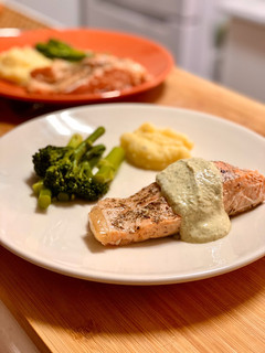 Una foto de Cena ligera: Salmón al papillote con salsa tártara fit