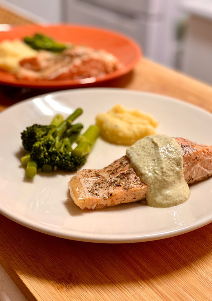 Una foto de Cena ligera:  Salmón al papillote con salsa tártara fit
