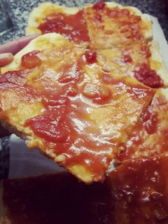 Una foto de Pizza casera ¡súper fácil! Masa chicle 🍕