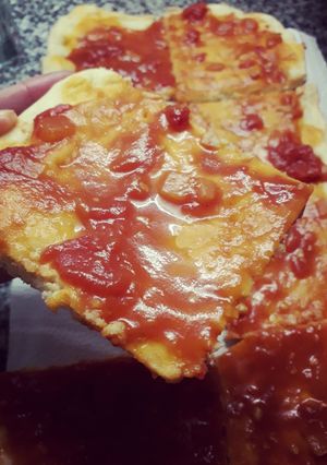 Una foto de Pizza casera ¡súper fácil! Masa chicle 🍕